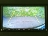 後方カメラで状況を確認できるので、安全な駐車をサポートします。狭い場所でも安心して車両を操作できます。