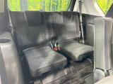 床下収納式のサードシートです。座席部分をコンパクトに収納でき、広大な荷室スペースとしてお使いいただけます!乗車人数や荷物の量など利用シーンに合わせて3列目を有効活用でき、とっても便利♪