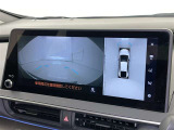 パノラミックビューモニターを装備。駐車場や交差点でクルマを真上から見るように周囲を確認できます。機能の詳細は販売店スタッフまでおたずねください。