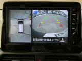 ギアを『R』に入れるとナビ画面に、まるで雲の上から覗いているような映像が映り、駐車をサポートしてくれます。
