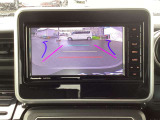 カラーで後方映像をモニターに映し出してくれるので、ショッピングモールのような狭い駐車場であったとしても障害物を見つけ、楽々駐車することができますね。