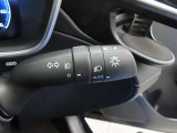 スイッチをオートに設定しておけば、車外の明るさに応じて自動的にヘッドランプを点灯・消灯します。夕暮れ時やトンネルの続く山道などを走行する時に便利なコンライトを装備しています。