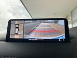 後方の状況を画面で確認できるバックモニター。狭い道や駐車場での運転をサポートし、安全な取り回しを助けます。