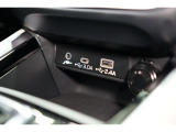 小物の収納に便利なセンタートレイには携帯等のデバイスの充電可能なUSB出力電源付です。