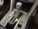 CVT車のセレクトレバーです。低速から高速まで、変速ショックのないスムーズな走りを実現するとともに、エンジン効率のよい領域を維持することで燃費にも貢献します。