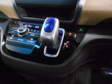 インパネシフトだから視線の移動も少なく足元もスッキリ。運転席もゆったりしているのでゆとりを持ってドライブできますね。