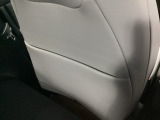 シートバックポッケト。散乱しがちな小物を収納するのに便利です。