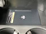 Qi対応のスマートフォンを置くだけで充電ができます。