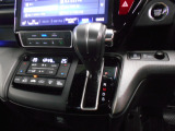 インパネシフトだから視線の移動も少なく足元もスッキリ。運転席もゆったりしているのでゆとりを持ってドライブできますね。