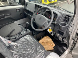 小物入れも充実の運転席♪