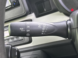 雨天時でもクリアな視界を確保できるワイパーレバー。操作も簡単で、運転に集中できます。視界の確保は安全運転に不可欠です。