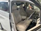 運転席、助手席です。座面も広くゆったりと座れてアームレストも付いているので重宝します。