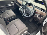 広々とした室内空間が魅力。運転席からの視界も良好で、快適な運転をサポートします。上質な素材が使用されています。