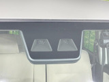 【スマートアシスト】走行中に前方の車両等を認識し、衝突しそうな時は警報とブレーキで衝突回避と被害軽減をアシスト。より安全にドライブをお楽しみいただけます。