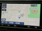 目的地までスムーズなナビゲーションをサポート。高精細な地図表示で、運転中の道案内も安心です。周辺施設情報も充実し、お出かけに役立ちます。