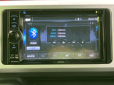 お気に入りの音楽やラジオを快適に楽しめるオーディオシステム。Bluetooth接続でスマホの音楽も簡単に再生可能です。ドライブがより楽しくなりますね。
