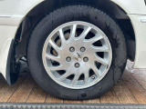 純正16インチアルミには215-60-R16サイズのタイヤが装着されています。
