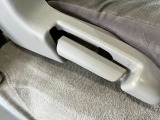 運転席の足元は広々としており、座席は大きく前後にスライド出来るので自分に合ったポジションで運転する事が出来ます。アクセルやブレーキにクセもなくとても運転のしやすい車両です。