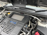 【STIタワーバー】お車の剛性を高めるタワーバーを装備。よりスムーズなコーナリング走行が可能となり、走りも楽しめます。