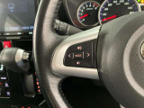 運転中、オーディオの操作をしてて、ハッとしたことはありませんか?ステアリングスイッチは、運転中でもハンドルでオーディオの操作が可能です。安全なドライブをサポートします。