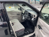 運転席まわりです。実際に座ってみて、乗り心地を体験してみてください,視界も良好です