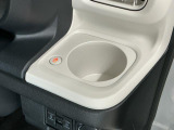 【ホッとカップホルダー】ホットドリンクをちょうどいい温度でキープしてくれる保温機能付きのカップホルダーです。冬の寒い日でも快適なドライブを♪