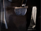 【ペダル】BMWはオルガン式アクセルペダルを採用しています。踏み込む足とペダルが同じ軌跡を描くため、かかとがずれにくく、アクセルコントロールがよりしやすくなるメリットがあります。