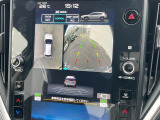【マルチテレインモニター】車のフロントやサイドのカメラ画像を同時にモニター表示することで、悪路や狭い道を走行時でも周囲の状況確認ができ安心!本格SUVにうれしい装備です♪