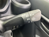 操作しやすい位置に配置されたウインカーレバー。スムーズな操作感で、安全な車線変更や右左折をサポートします。ヘッドライト操作も一体化。