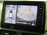 アラウンドビューモニター付きです。車両を上から見たような映像をナビゲーション画面に表示。運転席からの目視だけでは見にくい、車両周辺の状況をリアルタイムでしっかり確認できます。