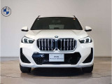 【BMWの伝統】BMWの特徴的な&ldquo;キドニーグリル&rdquo;は、80年以上続く伝統の形でございます。変わらないこだわりのデザインが、プレミアムブランド&ldquo;BMW&rdquo;を創り出します。