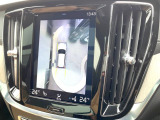 【360&deg;ビューカメラ】4台の高解像度カメラで360度の鳥瞰図を表示。隣の車や壁、死角にある障害物などを画面で確認できるため、狭いスペースでの駐車・出入りも安心です。