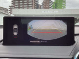 カラーで後方映像をモニターに映し出してくれるので、ショッピングモールのような狭い駐車場であったとしても障害物を見つけ、楽々駐車することができますね。