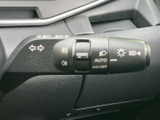 操作しやすい位置に配置されたウインカーレバー。スムーズな操作で、安全な車線変更をサポートします。指先ひとつで快適に操作可能。