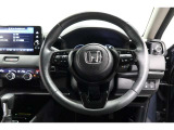 運転中もハンドルでの操作が可能です。特に高速道路等の目が離せない運転時には、便利さだけでなく、安全性も兼ね備えております。