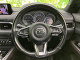 握りやすいステアリングは、運転操作をスムーズにします。操作性にも優れており、快適なドライビングを実現します。