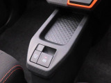 指先だけで操作ができる「電動パーキングブレーキ」搭載。オートモードの場合、シフトを「P」レンジにすると自動でパーキングブレーキが作動します。またアクセルを踏むと自動解除される為、発進がスムーズです。