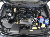 スバルと言えば水平対向エンジン。車体の低い位置に搭載されているため、衝突時にはエンジンルーム下部に潜り込み、室内の乗員の安全性向上に寄与します。