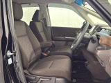 乗降がしやすい運転席。高さが調節できて小柄な方でも運転しやすいポジションをとることができます。