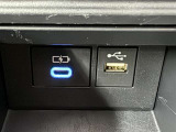 充電用USB端子付き。スマートフォンなどの充電に便利です。
