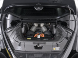 パワートレインは3.0L V6ツインターボエンジンに加えてモーターを搭載し、830馬力(カタログ値)を発揮します。