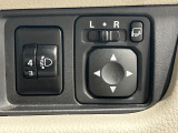 【電動格納ミラー】サイドミラーは電動格納式となっており、狭い駐車場でもキズがつくリスクを抑えられます。