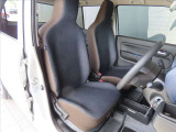 運転席も足元スッキリゆったり広々♪