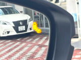 【ブラインドスポットインフォメーション】走行中、ドアミラーの死角になりやすい箇所に後続車が接近するとサイドミラー付近に警告を表示、ドライバーに注意喚起をしてくれます。
