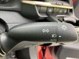 操作しやすい位置に配置されたウインカーレバー。スムーズな車線変更や右左折をサポートします。安全運転に貢献する機能です。