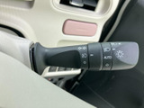 操作しやすい位置に配置されたウインカーレバー。直感的な操作で、安全な車線変更をサポートします。スムーズな運転をサポートします。