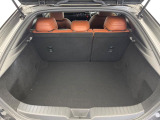 積み下ろしのしやすいデッキにはたっぷりと荷物を積み込んでいただけます。遊びから仕事まで、様々なシーンで頼れます♪