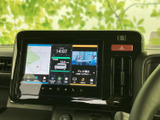 見やすい大型ディスプレイが、運転をサポート。多彩な情報を分かりやすく表示し、快適なドライブを演出します。日常の移動からレジャーまで、様々なシーンで活躍します。