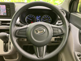 握りやすい形状で、長時間の運転でも疲れにくいステアリング。操作性も高く、快適なドライビングをサポートします。