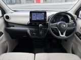 運転席からの視界は広く、運転操作もスムーズに行えます。落ち着いた色合いのインテリアは、長距離運転でも疲れにくい空間を提供します。